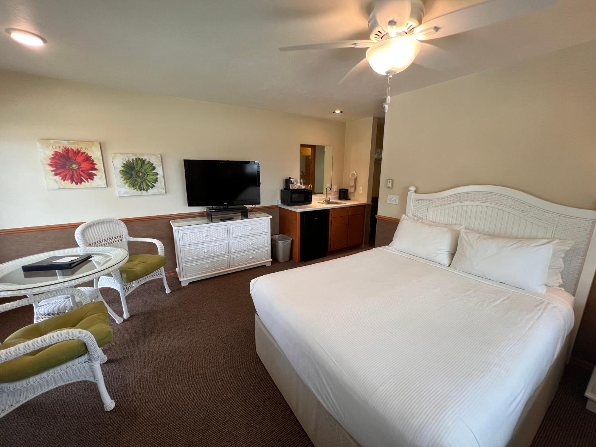 Bay Breeze Hotel Ephraim